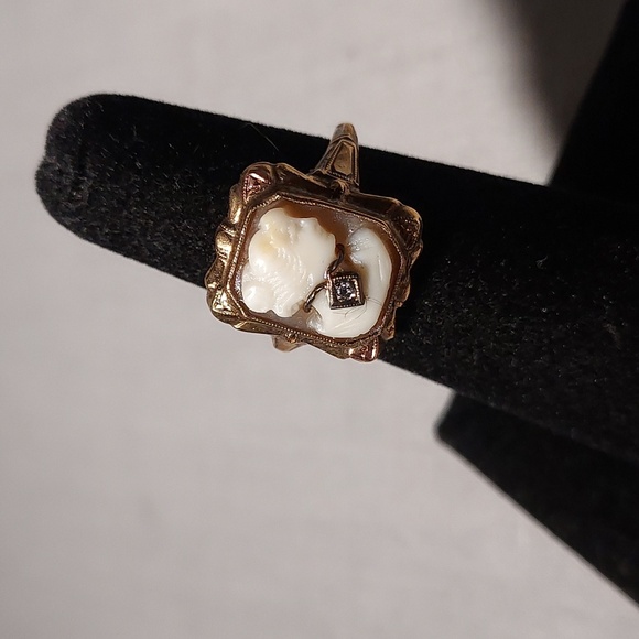 Vintage Hand Carved Cameo Ladies Ring With Diamond - Picture 4 of 10